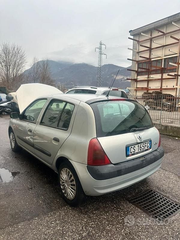 Usata Renault Clio II 95 CV (69 kW) 2003 Grigio Berlina