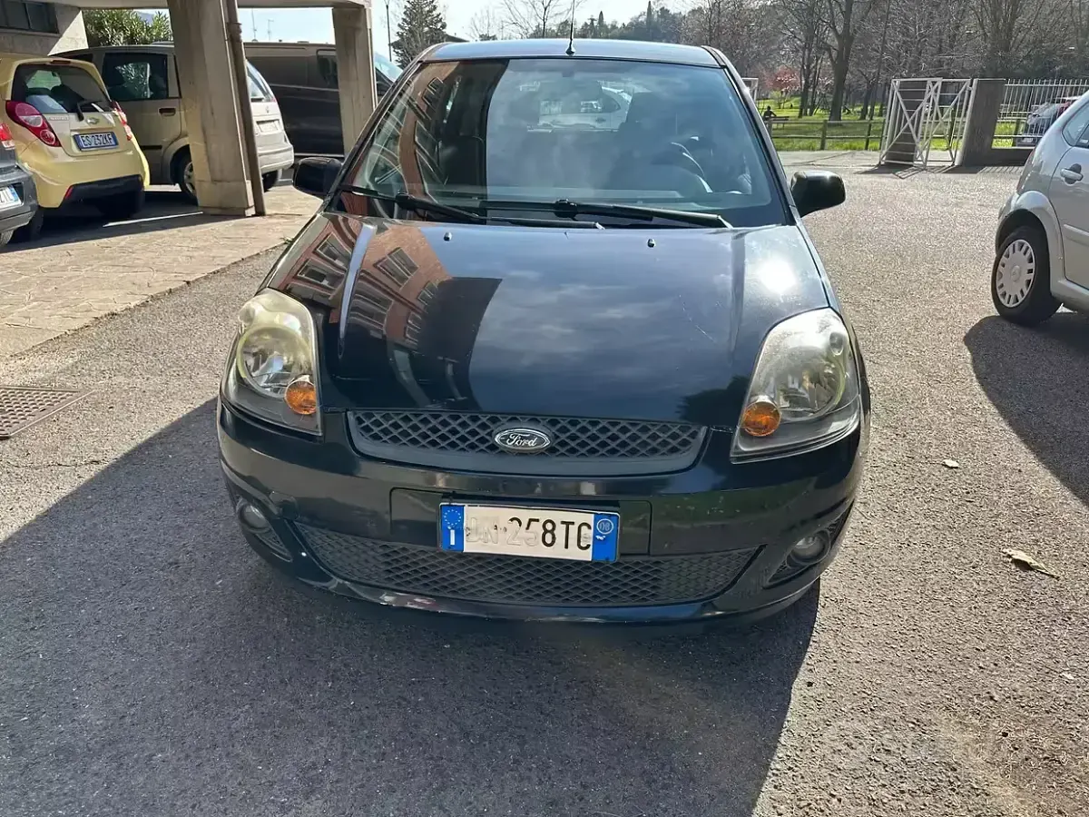 Begagnad Ford Fiesta Ghia 75 HK (55 kW) 2008 Svart Halvkombi