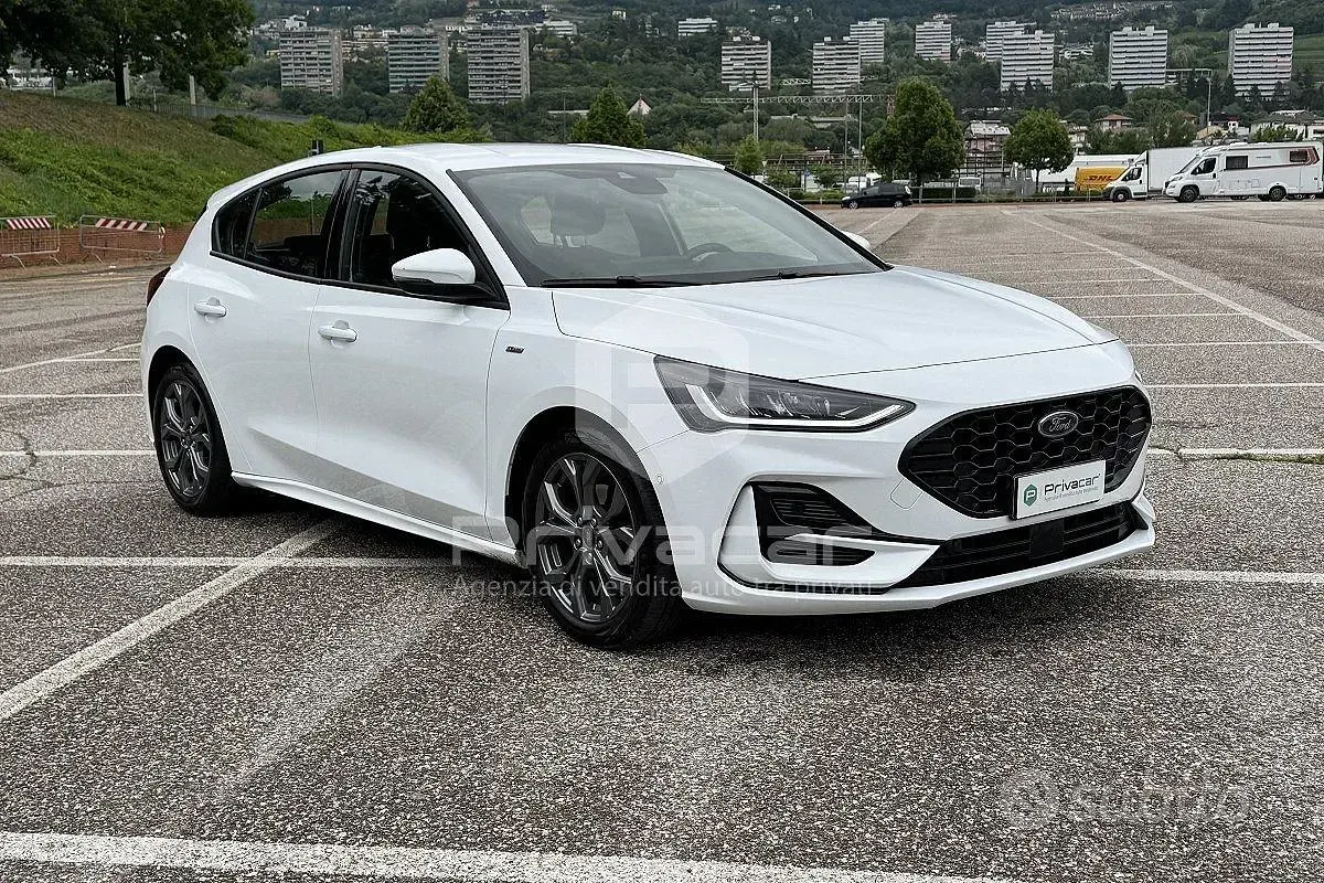 Käytetty Ford Focus ST 116 HP (85 kW) 2023 Valkoinen Viistoperä