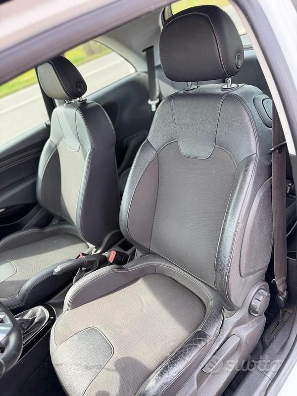 Usata Opel Adam Rocks Rocks 70 CV (51 kW) 2019 Bianco Utilitaria