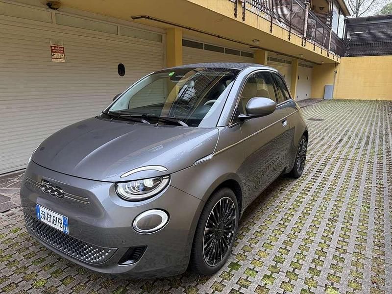 Usata Fiat 500e La Prima 86 kW (118 CV) 2021 Grigio Cabrio