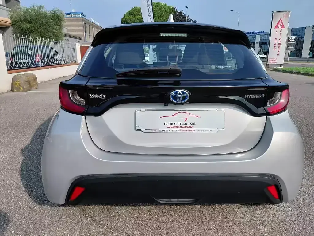 Usata Toyota Yaris Hybrid Business Edition 92 CV (67 kW) 2020 Grigio Berlina