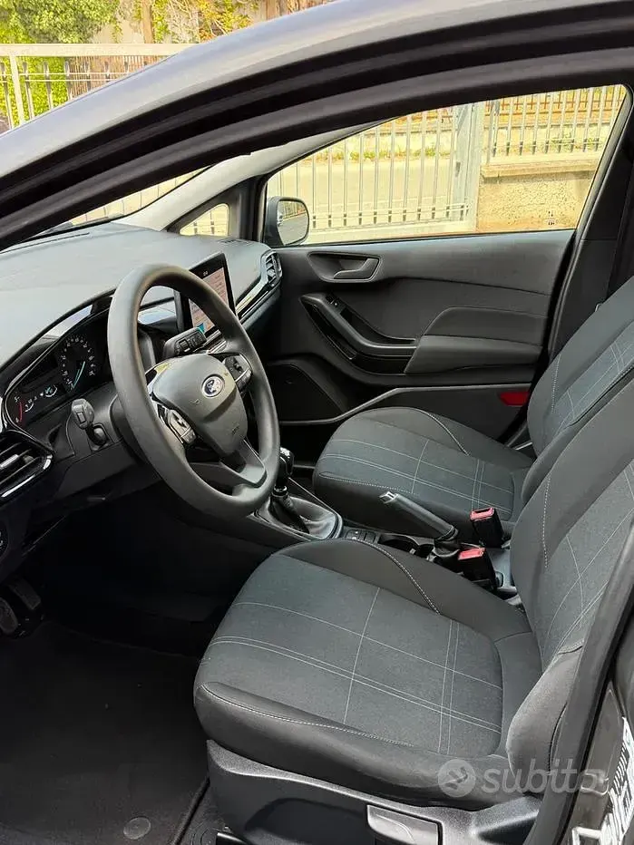 Usata Ford Fiesta Titanium 86 CV (63 kW) 2020 Grigio Utilitaria