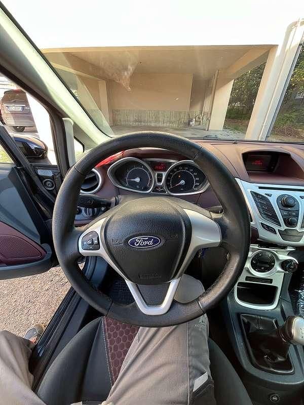 Usata Ford Fiesta 97 CV (71 kW) 2010 Nero Utilitaria