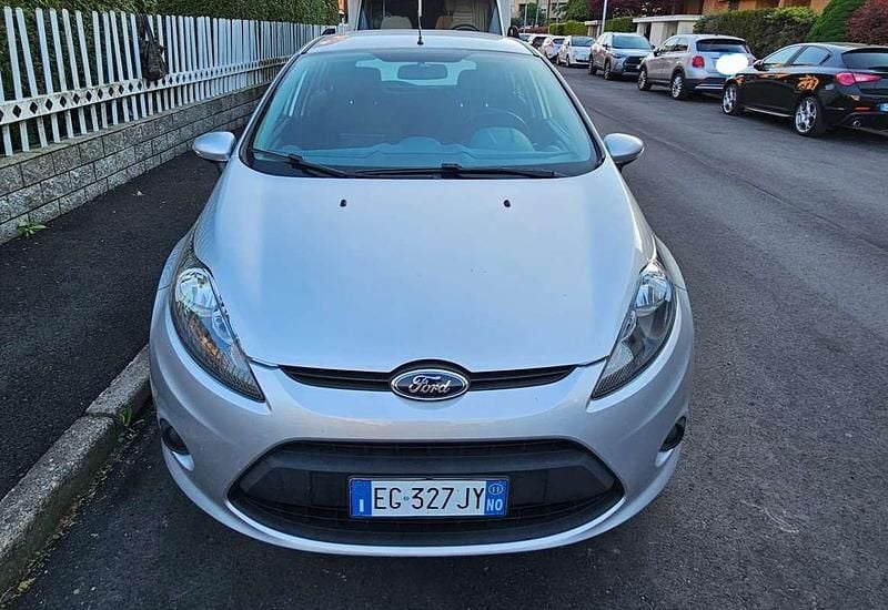 Usata Ford Fiesta 82 CV (60 kW) 2011 Argento Utilitaria
