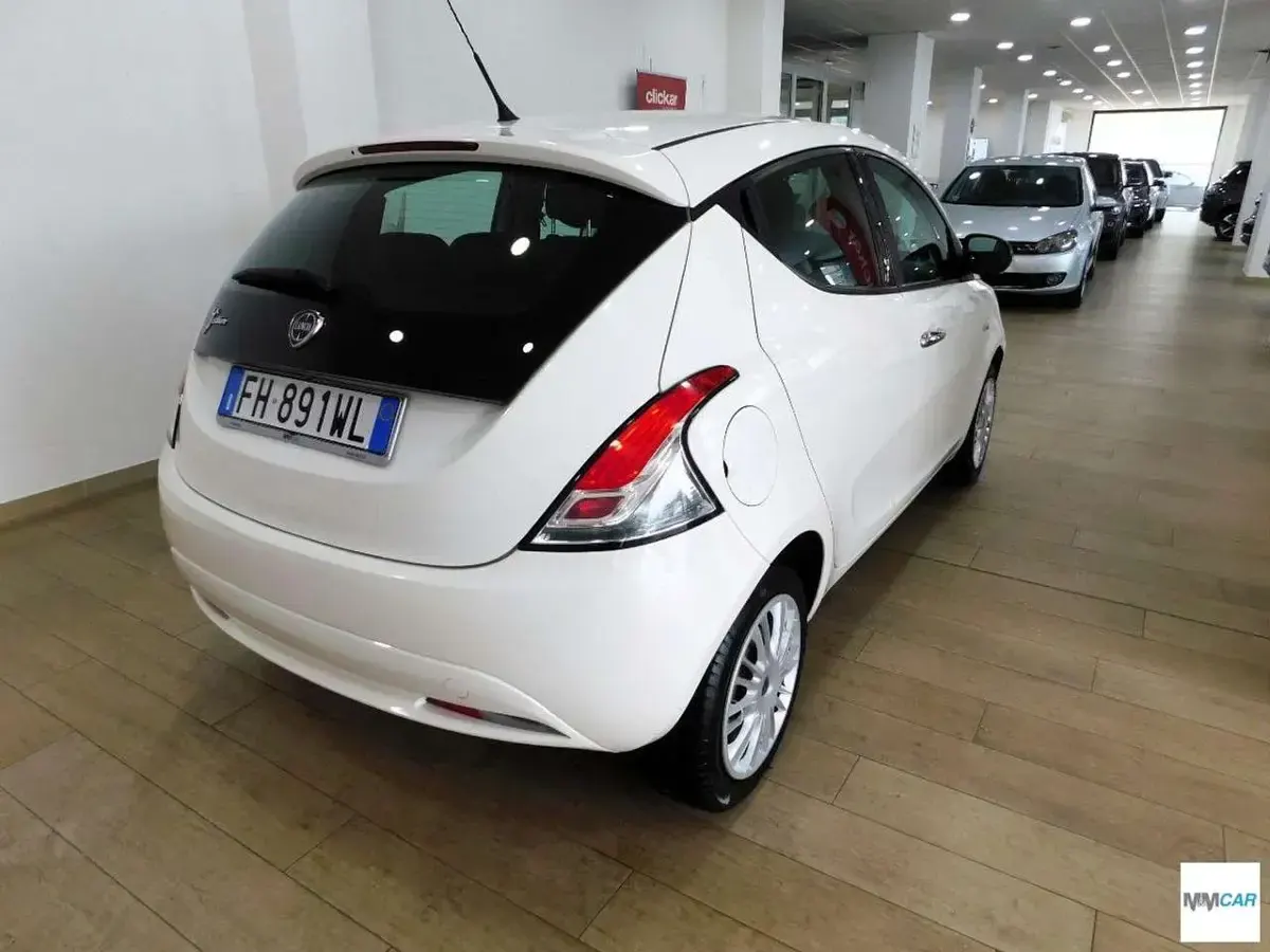 Usata Lancia Ypsilon Silver 69 CV (50 kW) 2017 Bianco Utilitaria