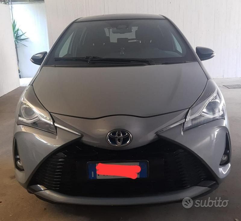 Grigio Usata 2017 Toyota Yaris Hybrid Edition Due volumi | 11.200 € (Buon prezzo) - Immagine 1/4