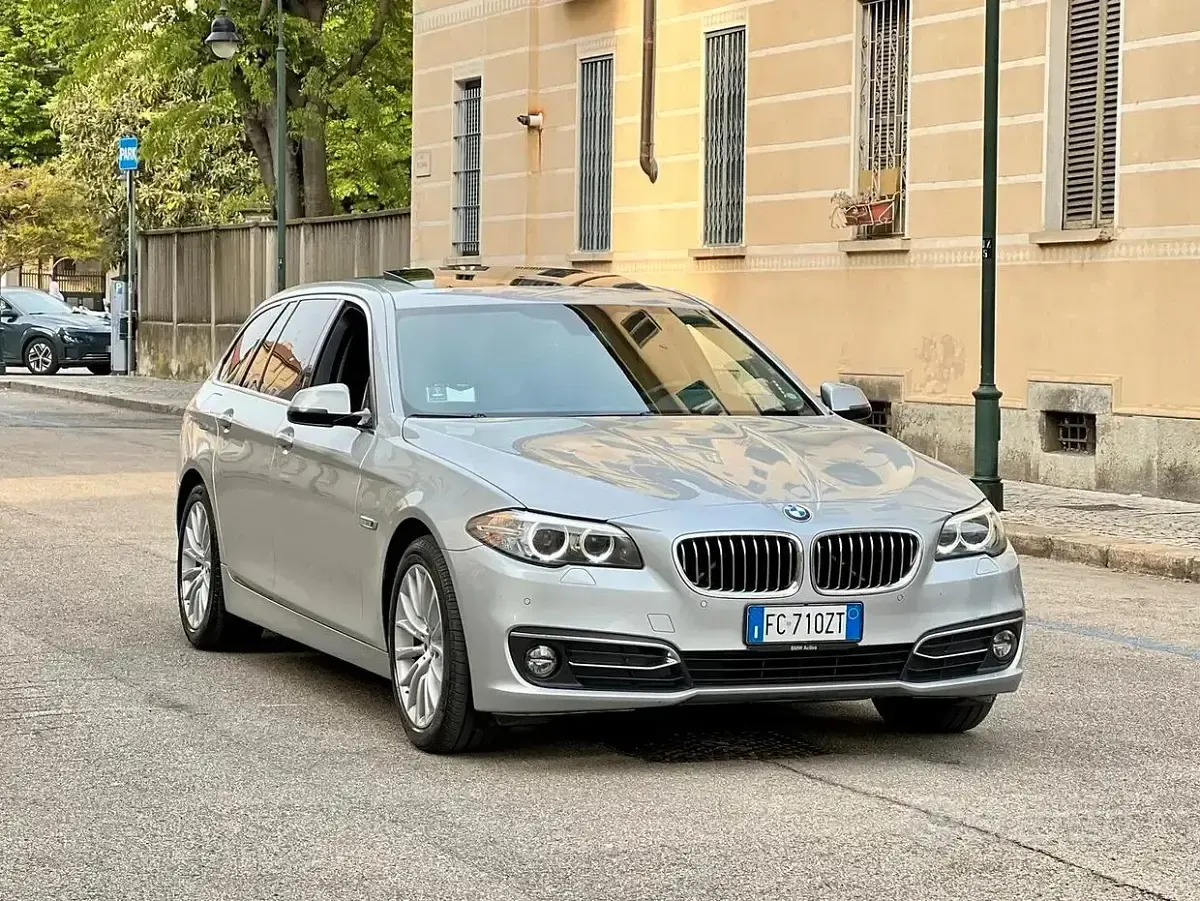 Usata BMW 520 Luxury Line 190 CV (139 kW) 2016 Grigio chiaro metallizzato Station wagon