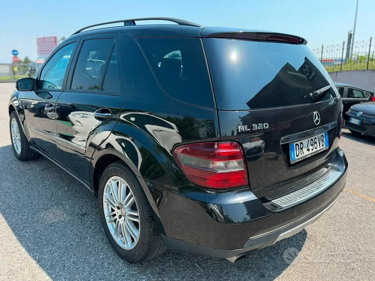 Usata Mercedes ML320 224 CV (164 kW) 2006 Nero SUV