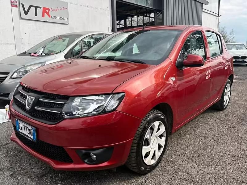 Usata Dacia Sandero Lauréate 75 CV (55 kW) 2014 Rosso Berlina