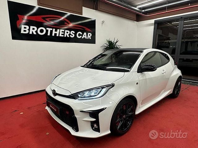 Bianco Usata 2023 Toyota Yaris Due volumi | 34.990 € (Buon prezzo) - Immagine 1/4