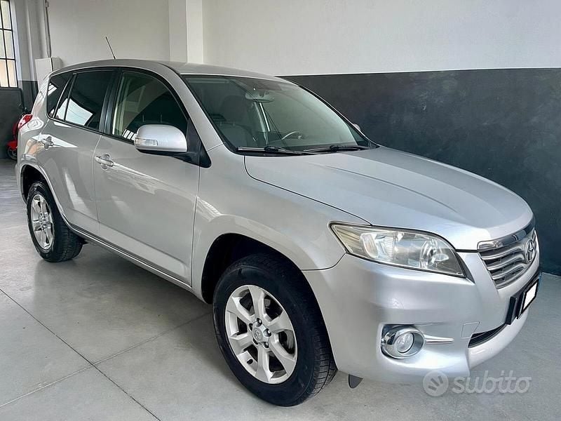 Begagnad Toyota RAV4 Lounge 150 HK (110 kW) 2012 Grå SUV