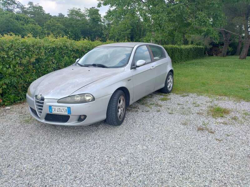 Grigio Usata 2005 Alfa Romeo 147 Progression Due volumi | 900 € (Ottimo prezzo) - Immagine 1/4