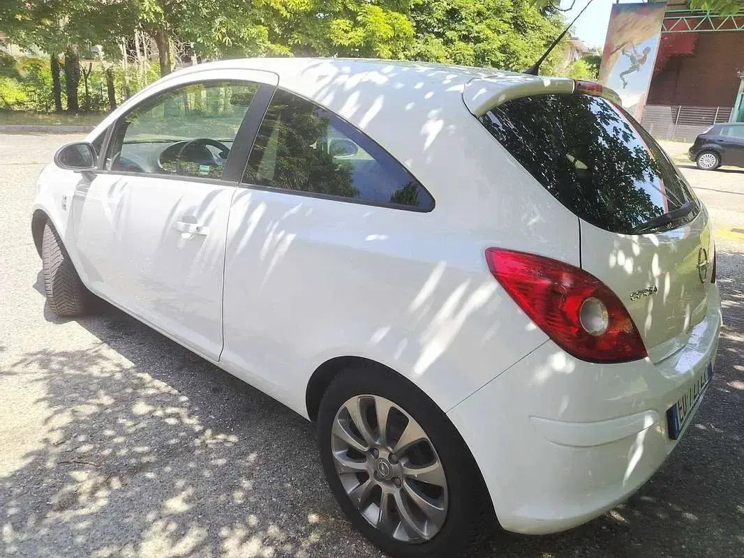 Usata Opel Corsa Club 86 CV (63 kW) 2010 Bianco Utilitaria