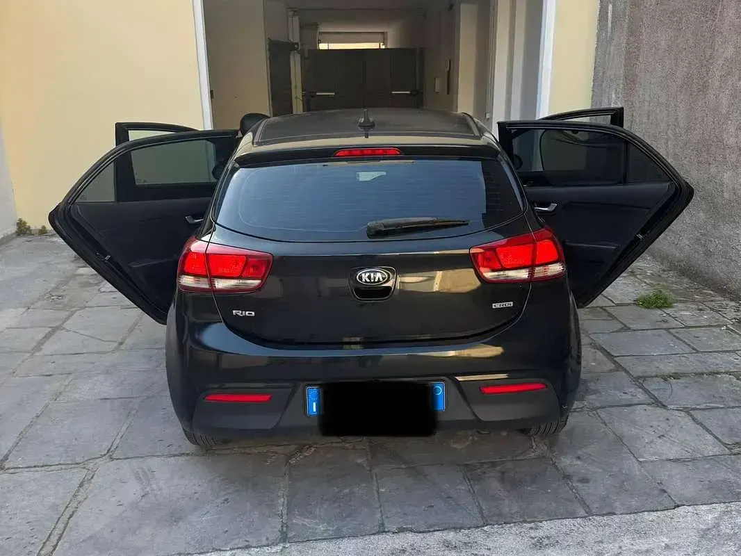 Usata Kia Rio Active 77 CV (56 kW) 2018 Nero Berlina