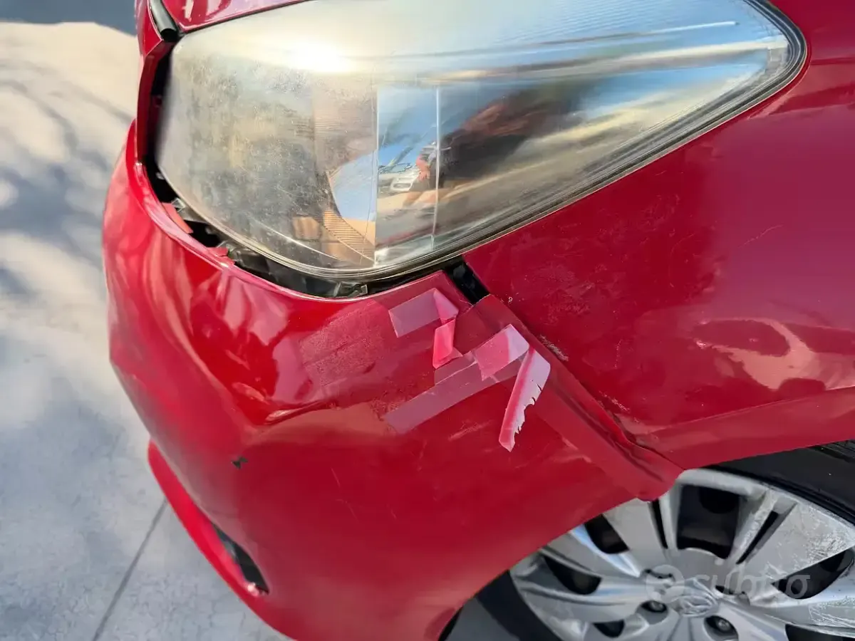 Usata Toyota Yaris 90 CV (66 kW) 2013 Rosso Utilitaria