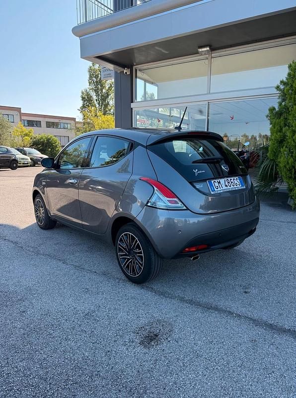 Usata Lancia Ypsilon Gold 70 CV (51 kW) 2023 Grigio Utilitaria