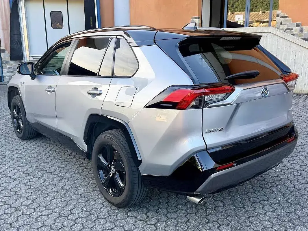 Usata Toyota RAV4 Hybrid Style 178 CV (130 kW) 2021 Argento SUV