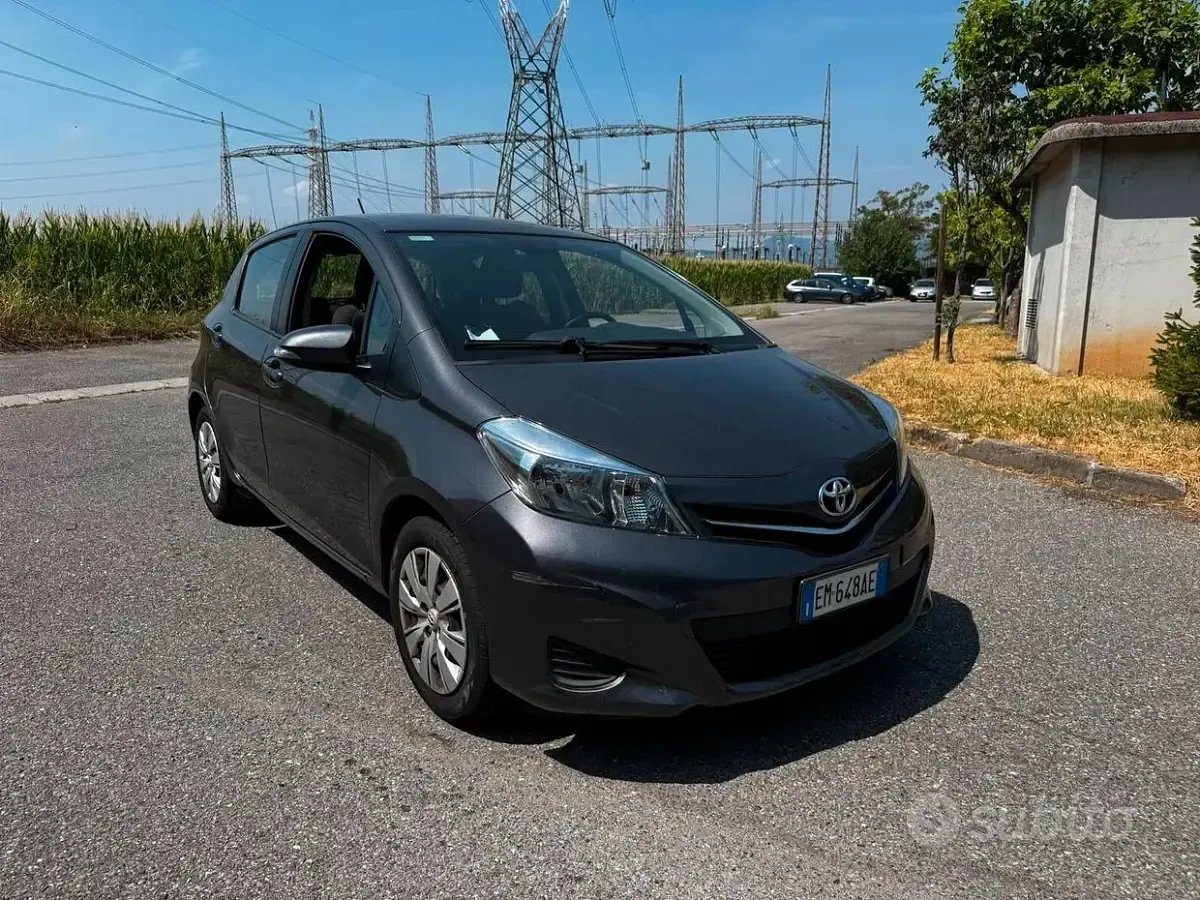 Usata Toyota Yaris Lounge 69 CV (50 kW) 2012 Grigio Utilitaria