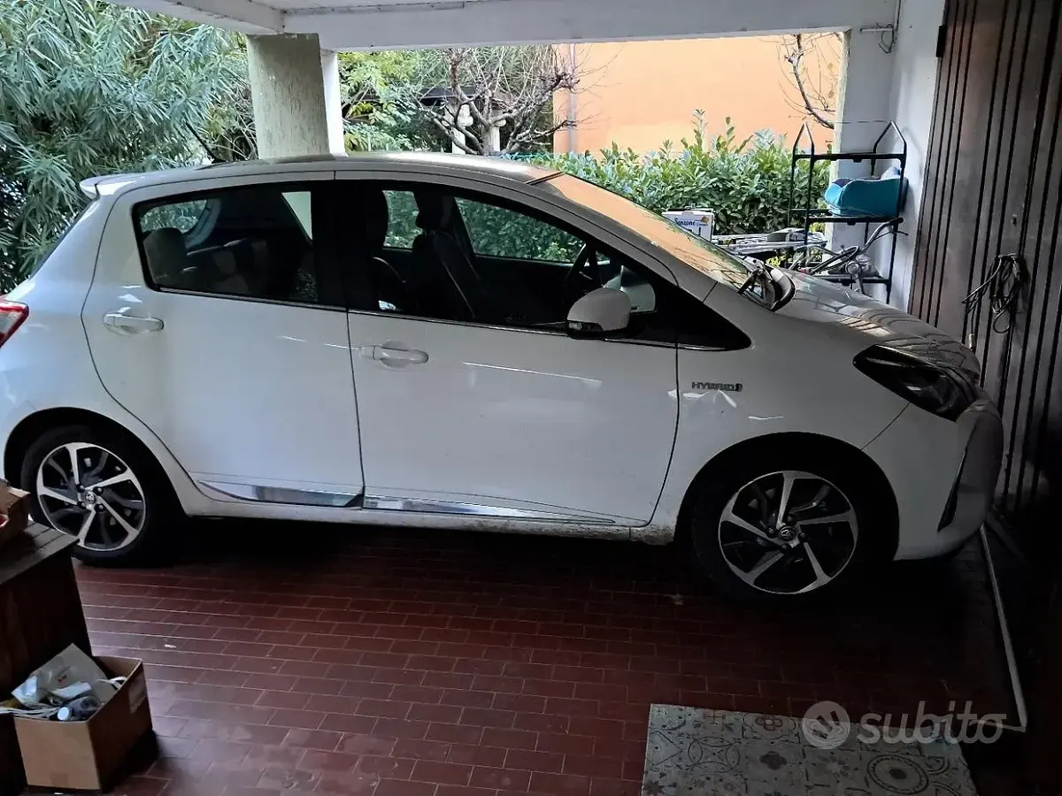 Usata Toyota Yaris Hybrid Style 100 CV (73 kW) 2018 Bianco Berlina