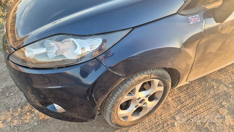 Usata Ford Fiesta 49 CV (36 kW) 2011 Blu Utilitaria