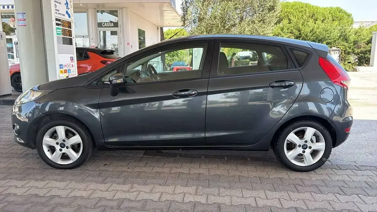 Usata Ford Fiesta Titanium 95 CV (69 kW) 2010 Blu Berlina