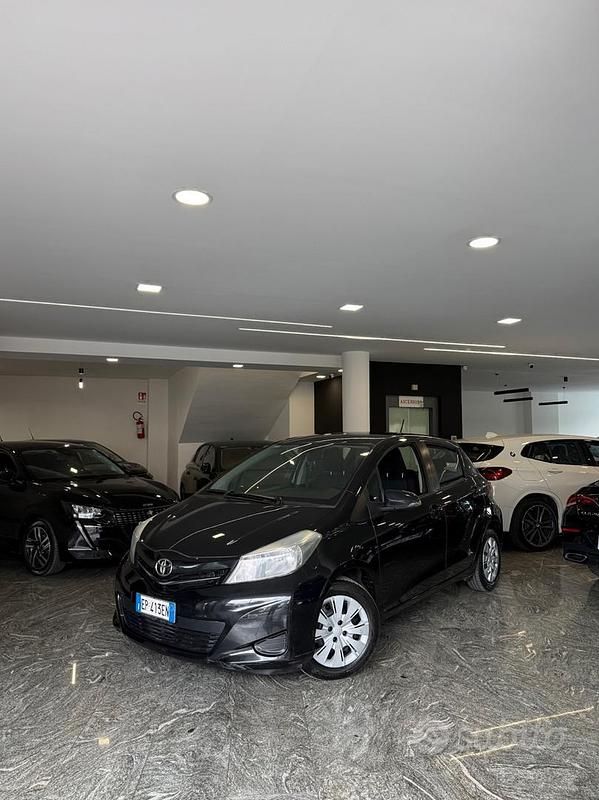 Usata Toyota Yaris Active 69 CV (50 kW) 2012 Nero Utilitaria