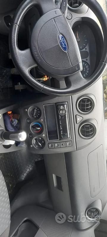 Usata Ford Fiesta 68 CV (50 kW) 2002 Grigio Berlina