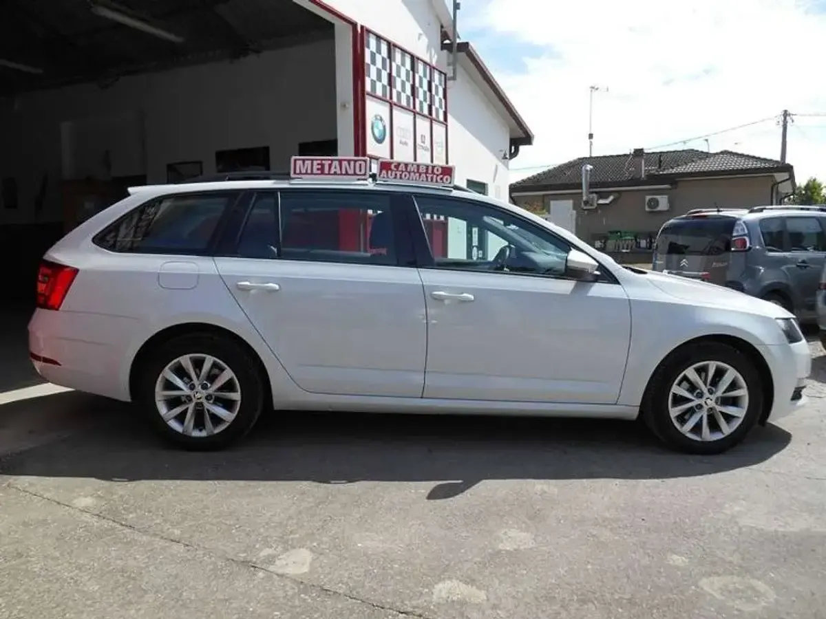 Begagnad Skoda Octavia G-TEC Executive 131 HK (96 kW) 2019 Vit Kombi