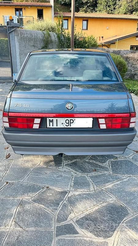 Usata Alfa Romeo 75 110 CV (80 kW) 1990 Blu Berlina