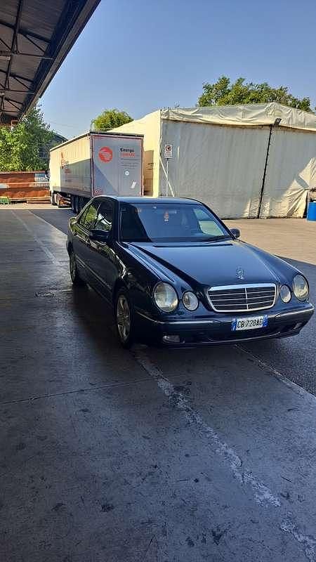 Usata 2001 Mercedes E220 Elegance Tre volumi | 3500 € - Immagine 1/4