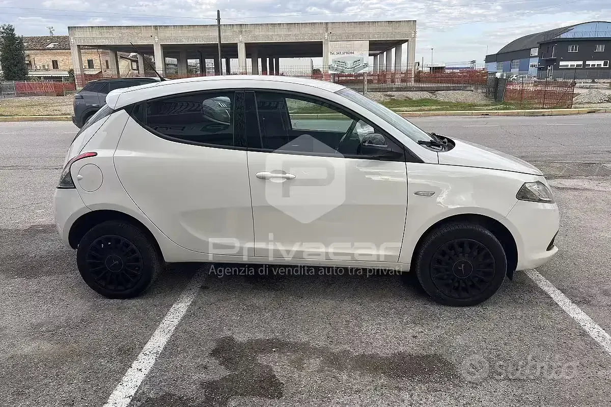 Usata Lancia Ypsilon 85 CV (62 kW) 2013 Bianco Utilitaria