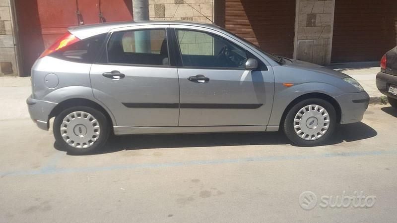 Usata Ford Focus 115 CV (84 kW) 2003 Grigio Berlina