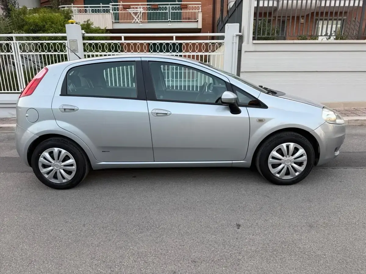 Usata Fiat Grande Punto Dynamic 90 CV (66 kW) 2007 Grigio Utilitaria