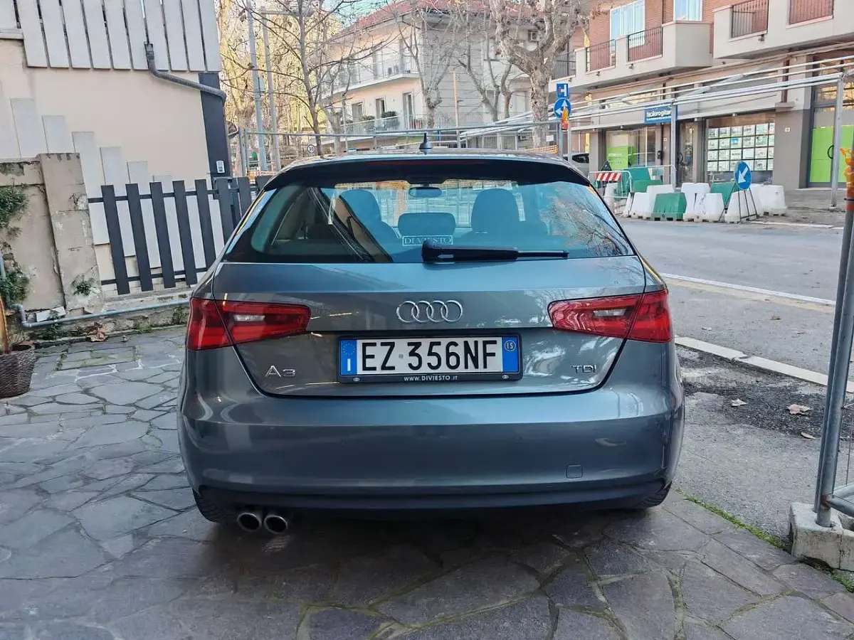 Usado Audi A3 Ambiente 150 CV (110 kW) 2015 Gris Berlina