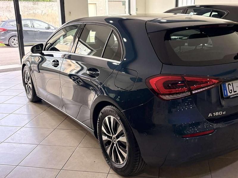 Usata Mercedes A180 Business 116 CV (85 kW) 2022 Blu/azzurro Berlina
