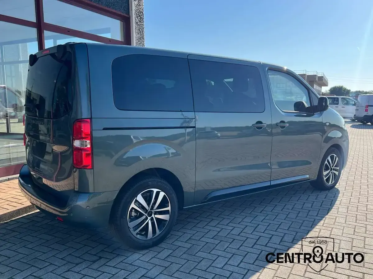 Nuova Peugeot Traveller Business-Line 179 CV (131 kW) 2026 Verde kapari Monovolume