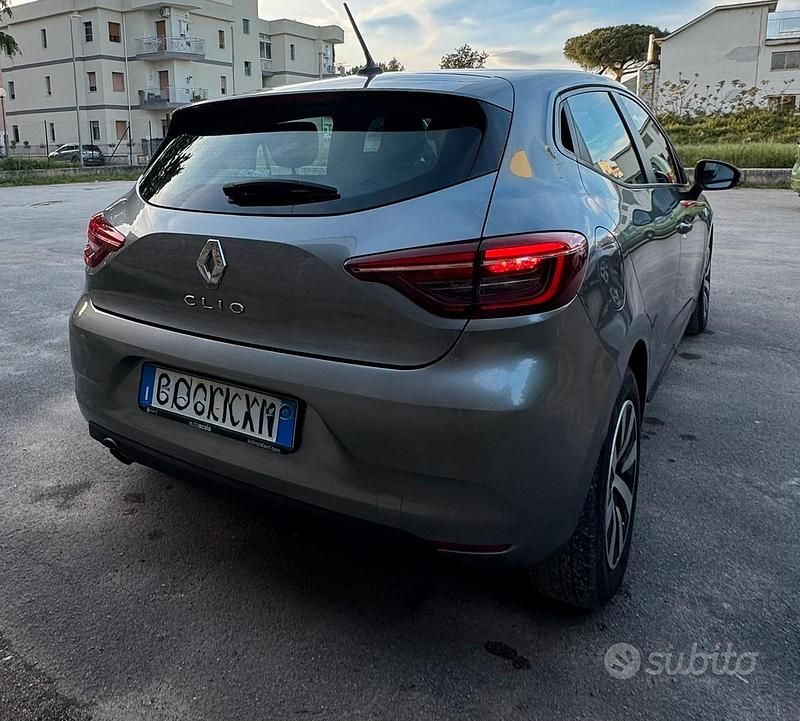 Usata Renault Clio V Business 67 CV (49 kW) 2022 Grigio Berlina