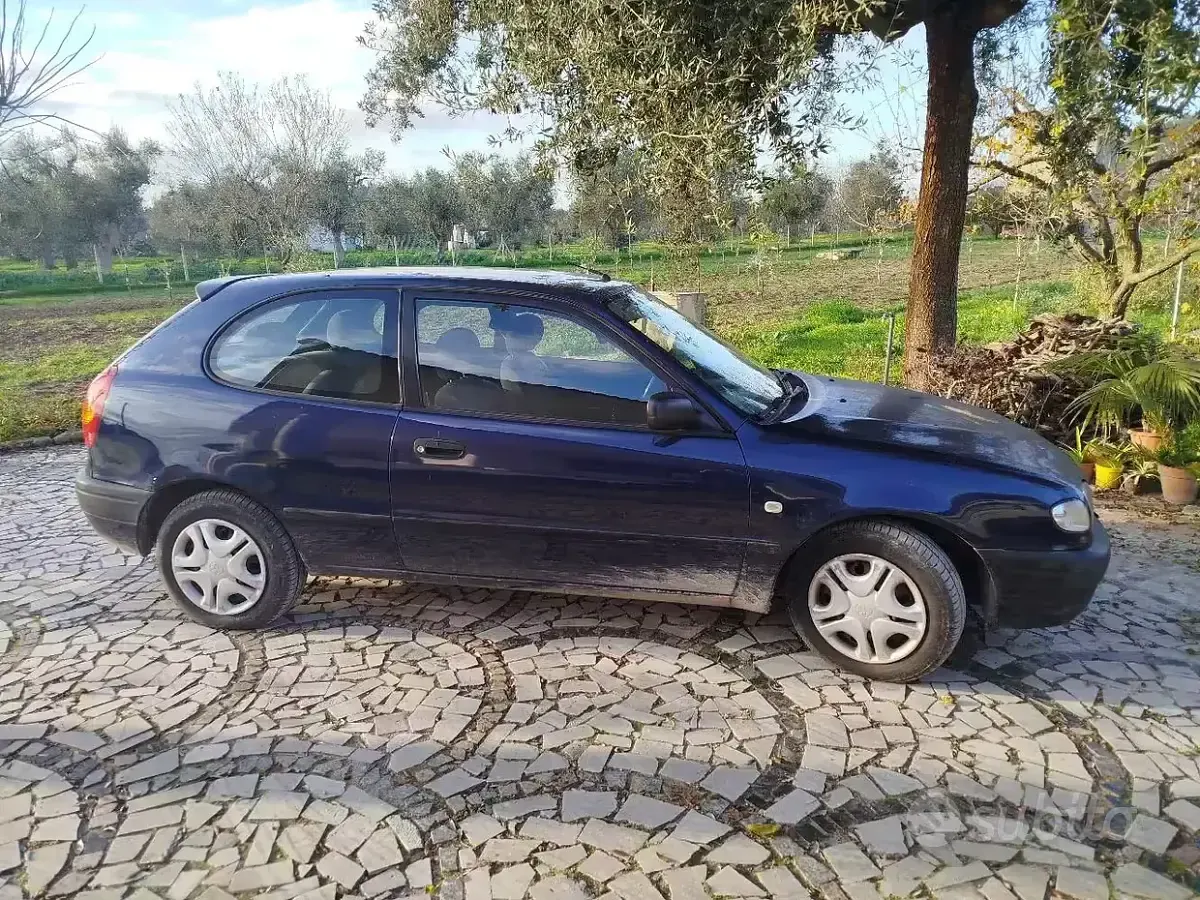 Usata Toyota Corolla 97 CV (71 kW) 2000 Blu Berlina