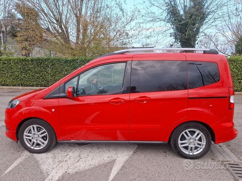 Usata Ford Tourneo Courier 101 CV (74 kW) 2019 Rosso Monovolume