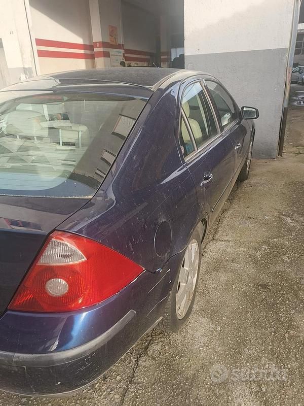 Usata Ford Mondeo 131 CV (96 kW) 2003 Blu Berlina