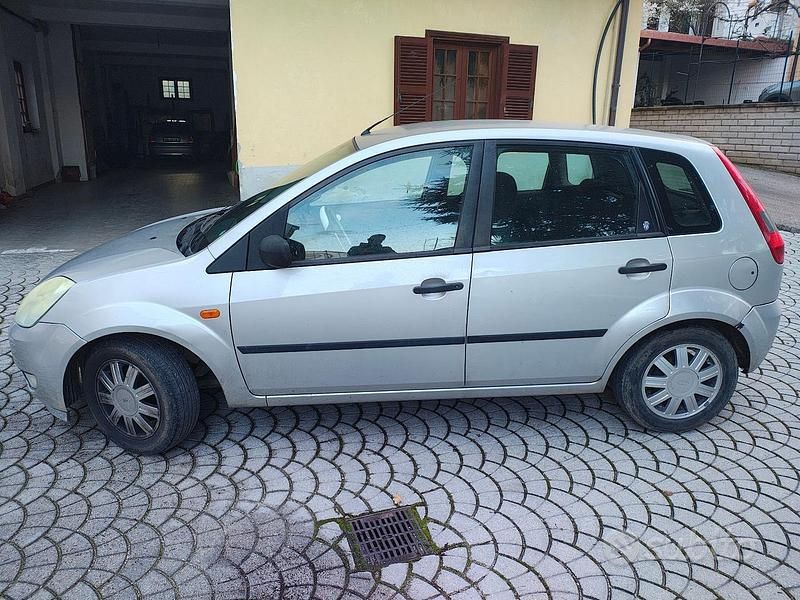 Usata Ford Fiesta Ghia 68 CV (50 kW) 2004 Grigio Utilitaria