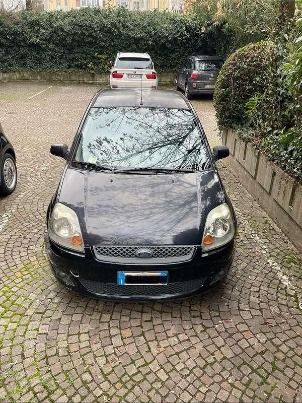 Usata Ford Fiesta Ghia 75 CV (55 kW) 2007 Blu/azzurro Berlina