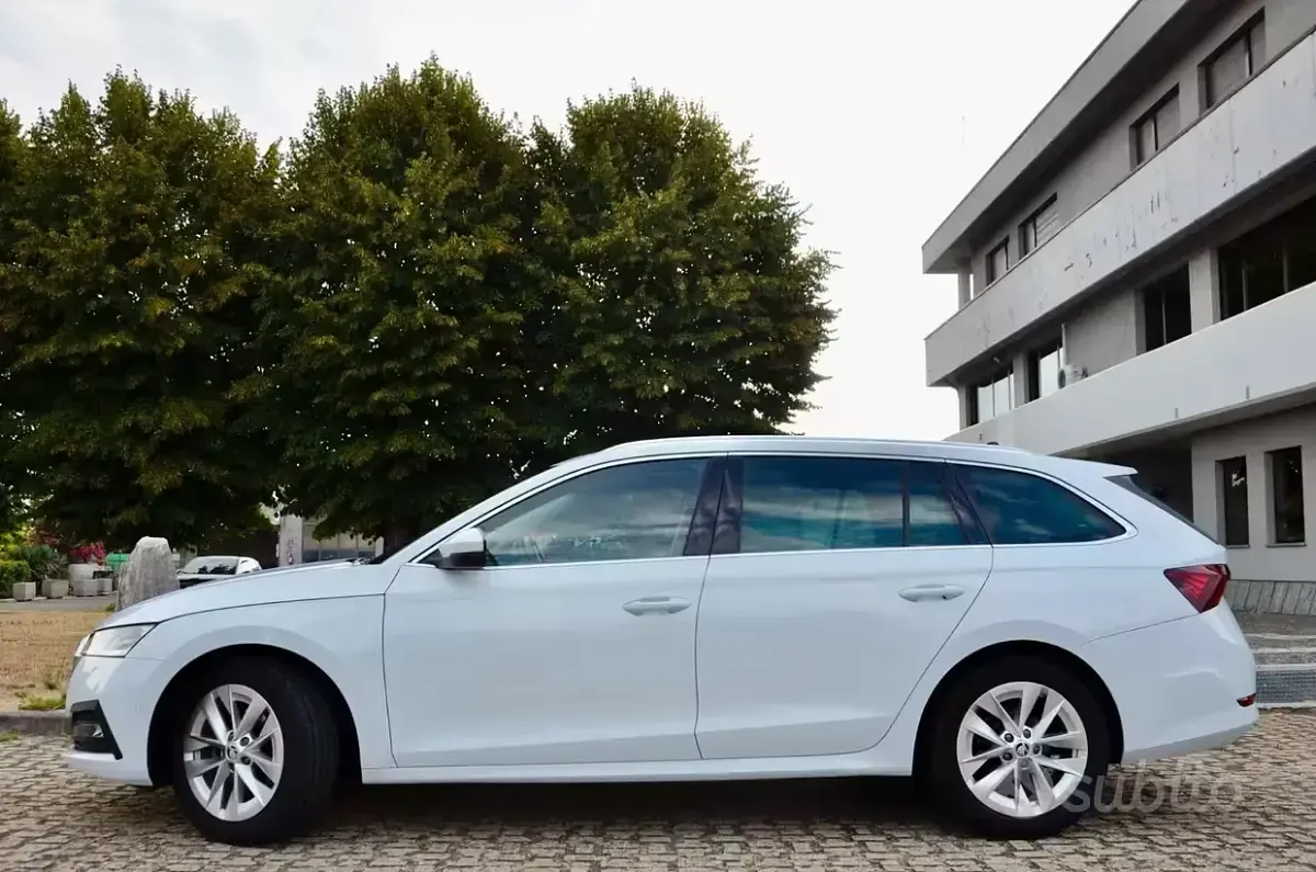 Usata Skoda Octavia Executive 116 CV (85 kW) 2021 Bianco Station wagon