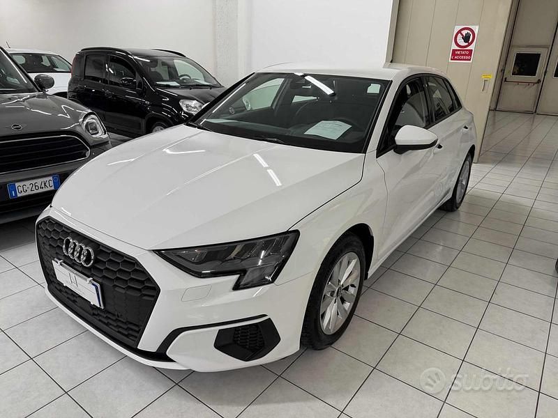 Begagnad Audi A3 Business 116 HK (85 kW) 2021 Vit Sedan