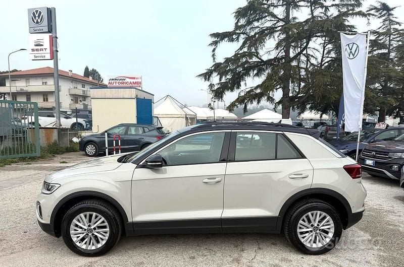 Usata VW T-Roc Life 110 CV (80 kW) 2023 Ascot gray SUV