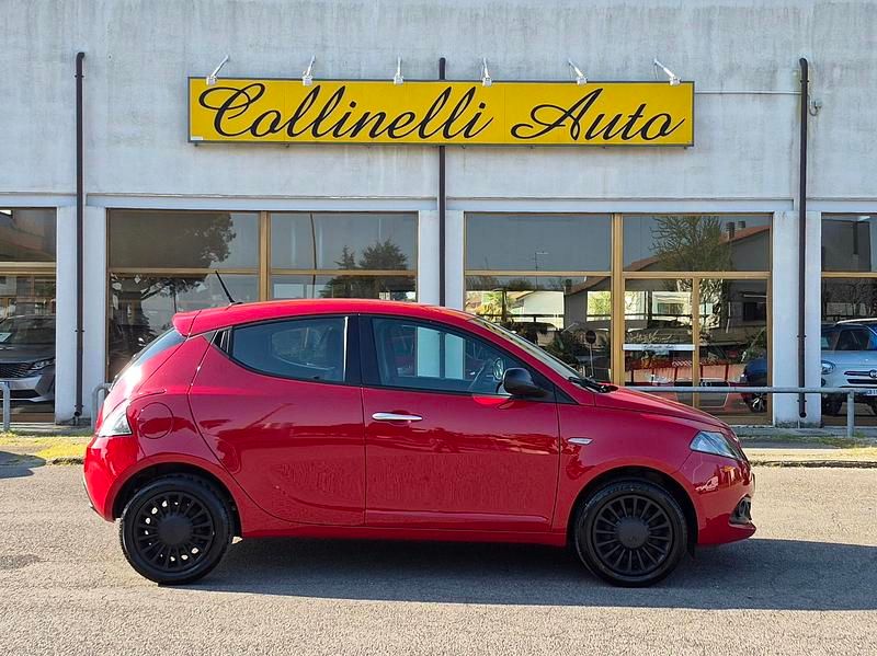 Usata Lancia Ypsilon Silver 70 CV (51 kW) 2023 Rosso pastello Utilitaria