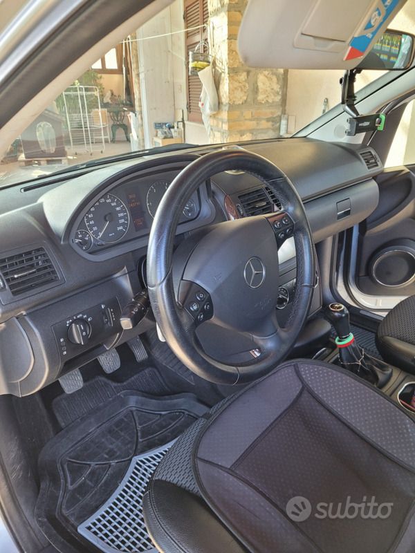 Usata Mercedes A180 109 CV (80 kW) 2012 Grigio Berlina