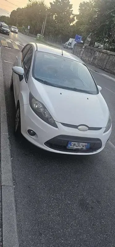Usata Ford Fiesta Ghia 92 CV (67 kW) 2010 Utilitaria
