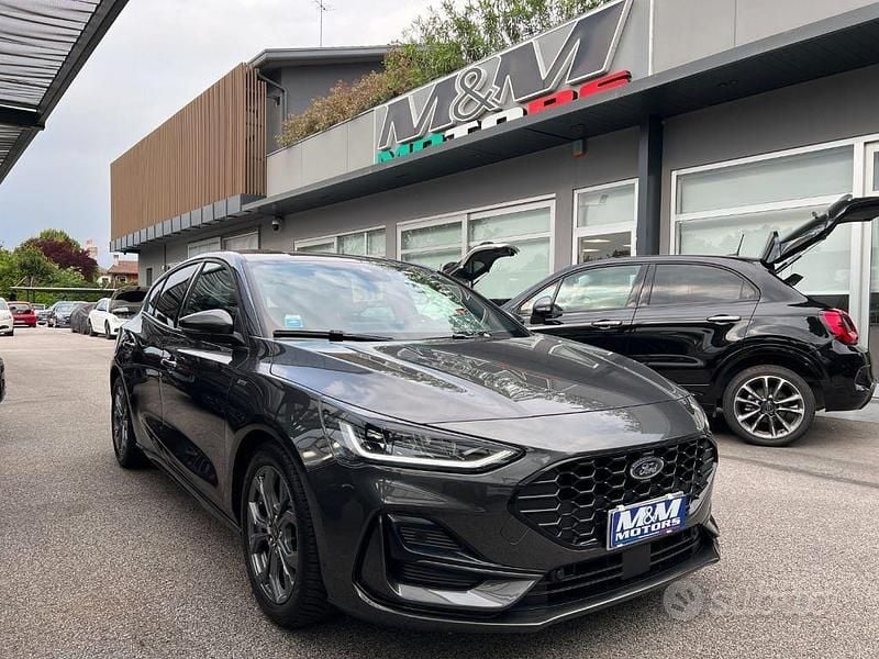 Usata Ford Focus ST-Line 116 CV (85 kW) 2024 Grigio Berlina